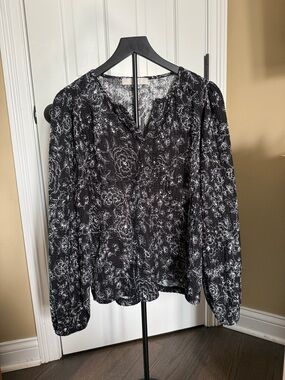LOFT Black and White Floral V‑Neck Long Sleeve Blouse